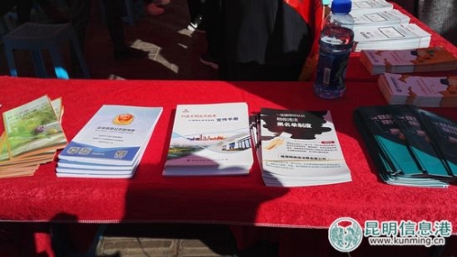 现场摆放的信用手册。