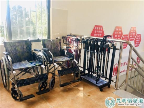 图2:在星浦社区居家养老服务中心摆放的轮椅、雨伞等。 图2:在星浦社区居家养老服务中心摆放的轮椅、雨伞等。