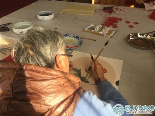 图3:在星浦社区居家养老服务中心,老人正在学习工笔画。 图3:在星浦社区居家养老服务中心,老人正在学习工笔画。