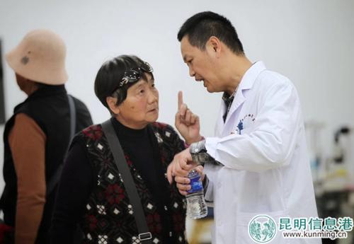 阜外心血管病专家唐炯为患者答疑