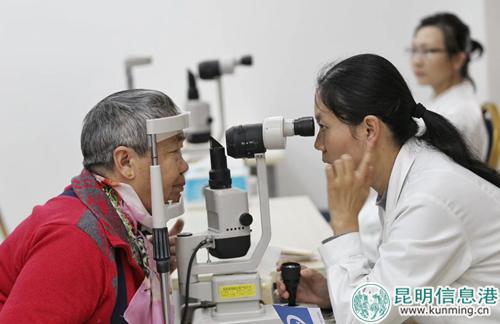 普瑞医院医生为到场老人做初步检查