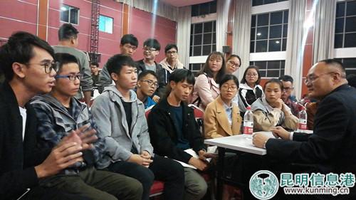 企业家与高校学生面对面交流。