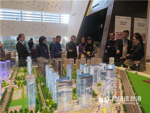 视察活动现场。