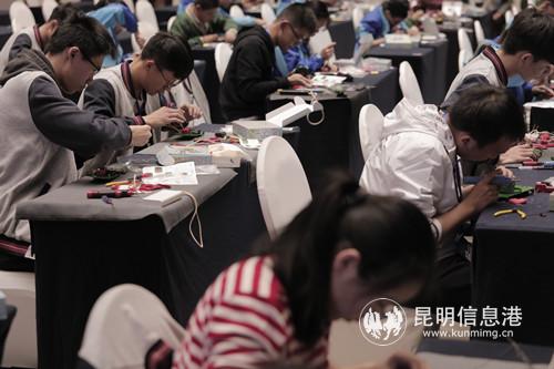 比赛现场，参赛选手认真操作。