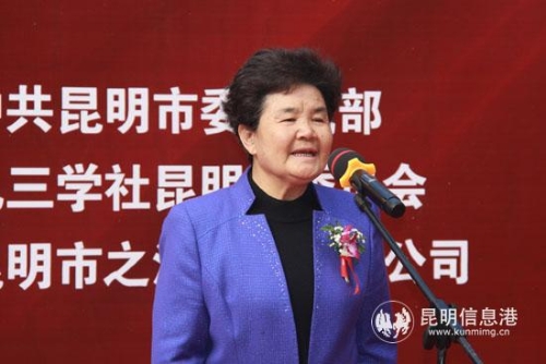 1.原云南省人大常委会常务副主任晏友琼宣布书法展开幕