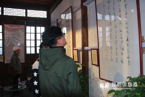 3.市民观看展览