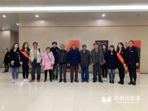 当天接受昆明剧院“文化惠民”帮扶的老人,年龄最大的已达83岁。 当天接受昆明剧院“文化惠民”帮扶的老人,年龄最大的已达83岁。