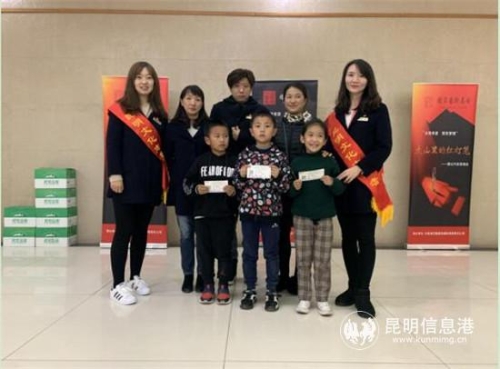 当天接受昆明剧院“文化惠民”帮扶的小朋友们。 当天接受昆明剧院“文化惠民”帮扶的小朋友们。