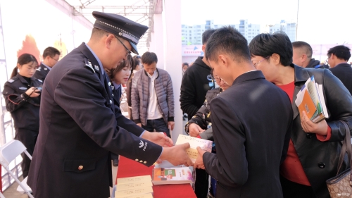 市公安厅工作人员向群众发放宣传资料 记者曹月摄