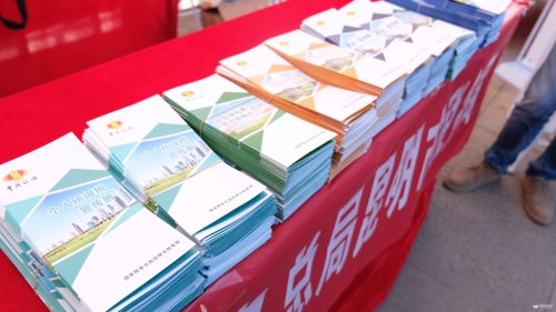 “宪法宣传周”宣传资料 记者曹月摄