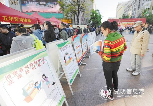 市民在南屏街观看宪法宣传展板。记者赵伟摄