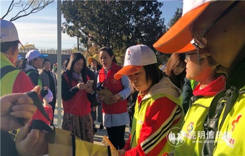 志愿者现场发放宣传册_副本