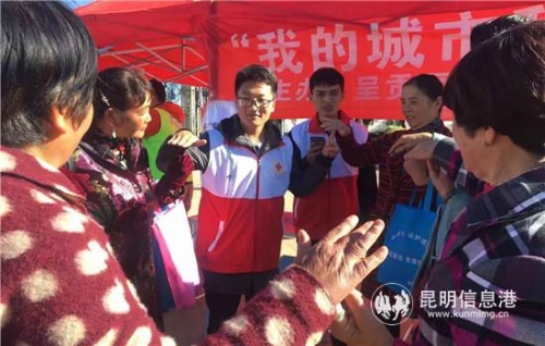 图片3：志愿者和市民一起进行互动游戏。_副本