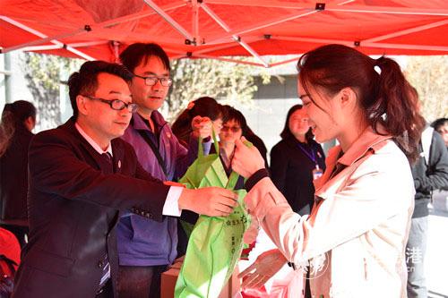 图片3:场法治宣传分发资料 图片3:场法治宣传分发资料