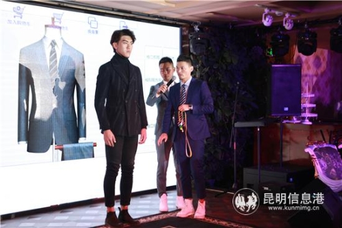 图四 发布会现场为嘉宾演示客户尺寸测量。 图四 发布会现场为嘉宾演示客户尺寸测量。