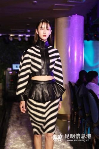 图五发布会现场,模特走秀。 图五发布会现场,模特走秀。