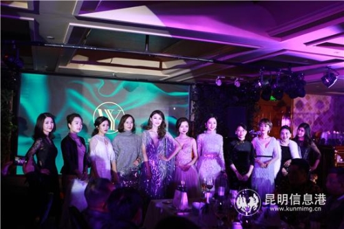 图九 Yvonne与走秀模特合影 图九 Yvonne与走秀模特合影