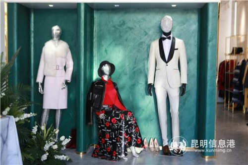 图十三 橱窗展示 图十三 橱窗展示