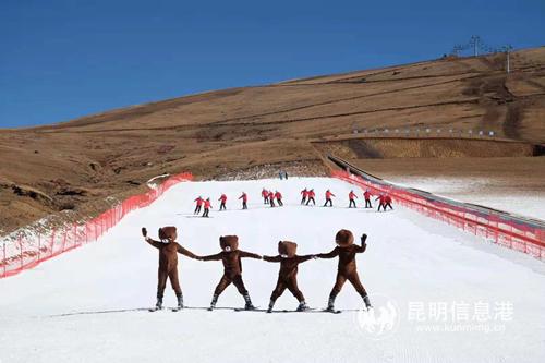 启动仪式上滑雪表演   记者张子源摄