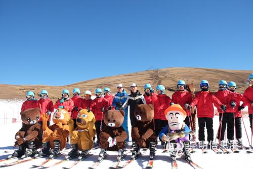 滑雪教练合影  记者张子源摄