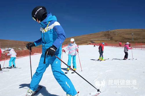 嘉宾进行滑雪体验   记者张子源摄