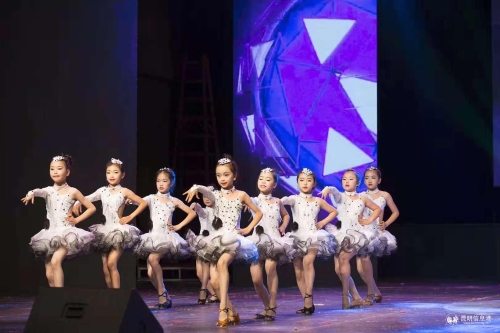 在乐学城学习的孩子上台表演。