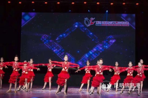 孩子们上台表演。