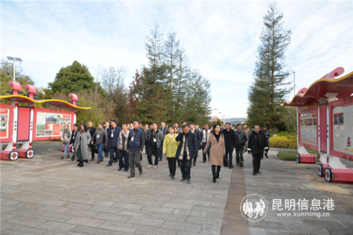 初验组走进石林台湾农民创业园。记者俞逍 摄