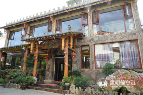 石林五棵树村“彝族第一村”内的民宿。记者俞逍 摄