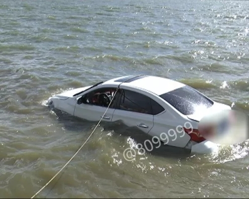 车辆冲入滇池 来源：昆明广播电视台8099999街头巷尾