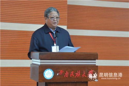 图三 中国红楼梦学会会长张庆善致辞。 图三 中国红楼梦学会会长张庆善致辞。