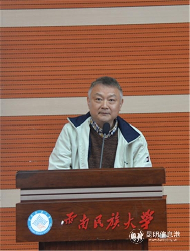 图五 中国红楼梦学会艺术委员会主任欧阳奋强致辞。 图五 中国红楼梦学会艺术委员会主任欧阳奋强致辞。