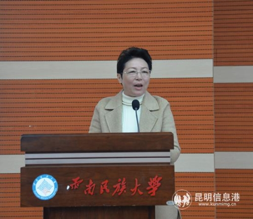 图六 云南省红楼梦学会会长吴玲致辞。 图六 云南省红楼梦学会会长吴玲致辞。