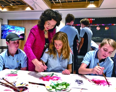 澳大利亚青少年饶有兴致地体验中国画创作