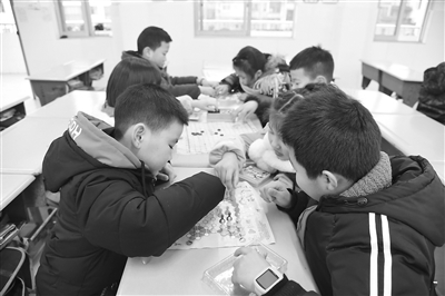 12月11日是个下雨天，首届实验班学生在教室里下棋。 刘騉 摄