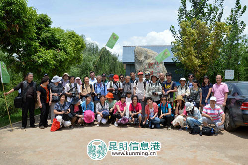 56名网友到捞鱼河湿地公园线下采风活动合影。林坚 摄