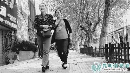 志愿者带领盲友前往心目影院观影。 记者曹月 摄