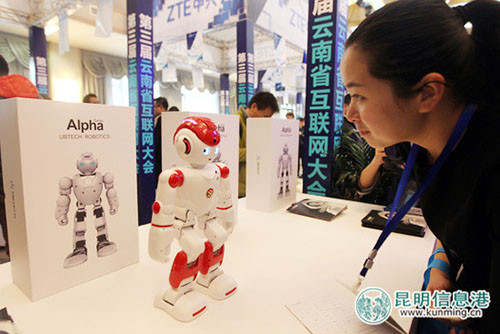 第三届云南省互联网大会上展示的跳舞机器人。记者合宇聪 摄