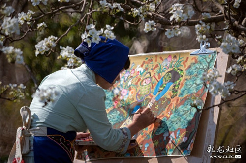 “发现云南之美网络摄影大赛”获奖作品《改革时代的新型农民画家、非遗传承人一卓丽萍》。韦嘉萍 摄