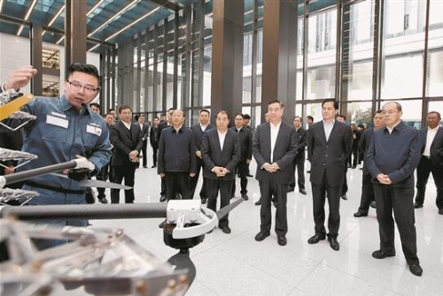 12月14日上午，李希与陈豪、阮成发等一同考察中国南方电网有限公司。本报记者 雷桐苏 摄