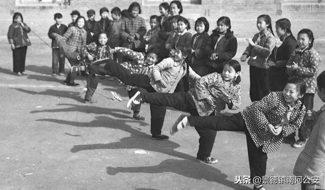 太会玩!这就是我们的童年啊!