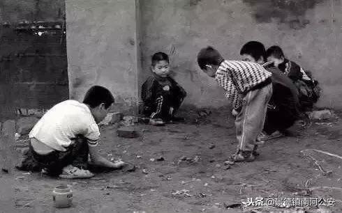 太会玩!这就是我们的童年啊!