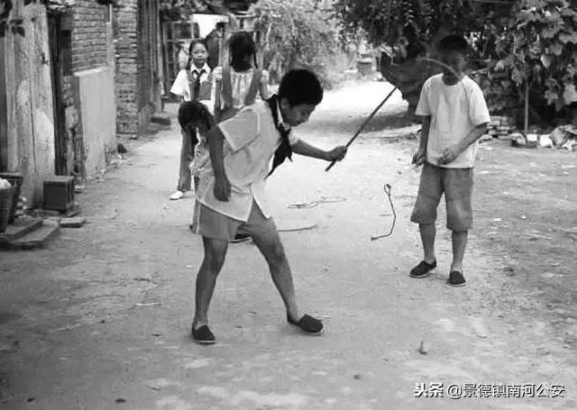 太会玩!这就是我们的童年啊!