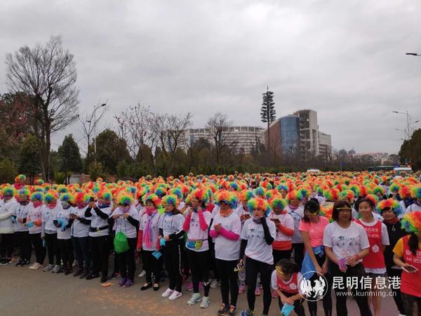 6000人参加5公里彩色穿城跑。 6000人参加5公里彩色穿城跑。