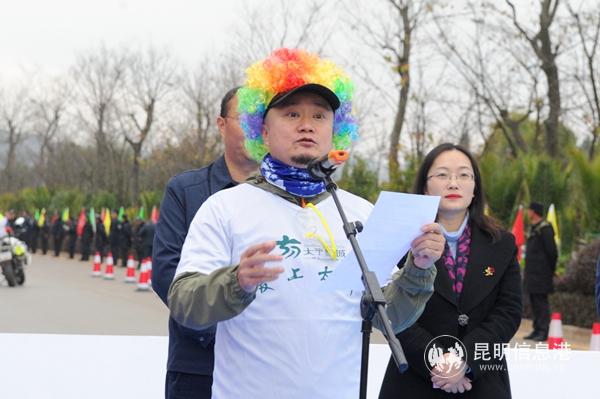夏嘉伟在彩跑现场发言。 夏嘉伟在彩跑现场发言。