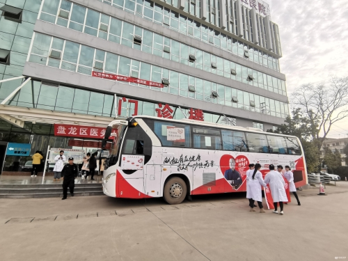 图片3：门诊大楼前的献血车
