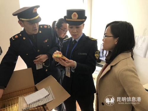 执法人员对保健品进行查看