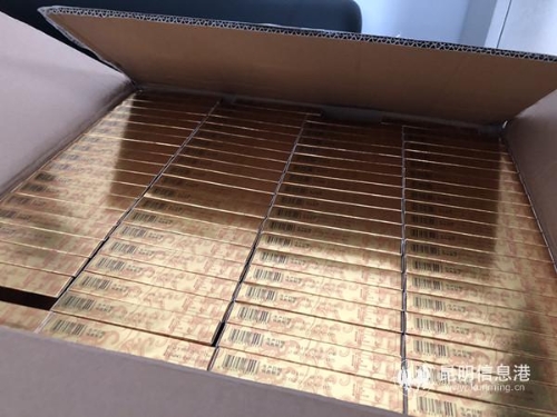 地上堆放着还未售出的保健药品