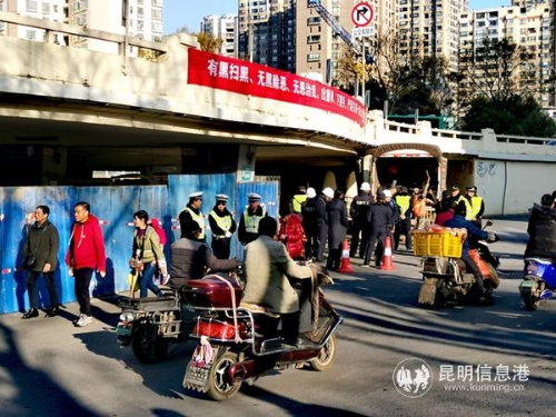 图片3：现场维持秩序的工作人员