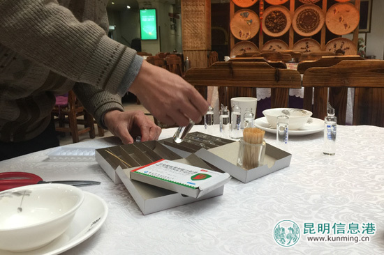 怒江州驻昆办工作人员为家属准备晕车药。记者合宇聪摄 怒江州驻昆办工作人员为家属准备晕车药。记者合宇聪摄